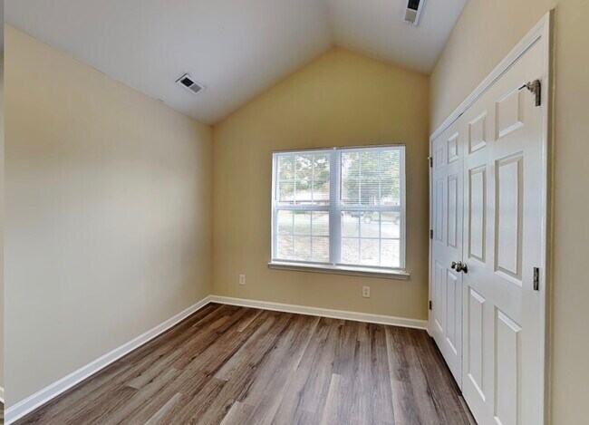 Foto del edificio - 2121 Centergrove Rd