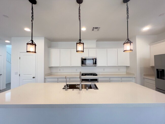 Building Photo - 3 bedroom, 2.5 bathroom home located in Skye Canyon!