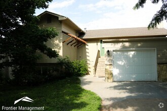 Building Photo - 1925 Crescent Dr