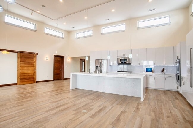 Foto del edificio - 4037 Bluff Ln