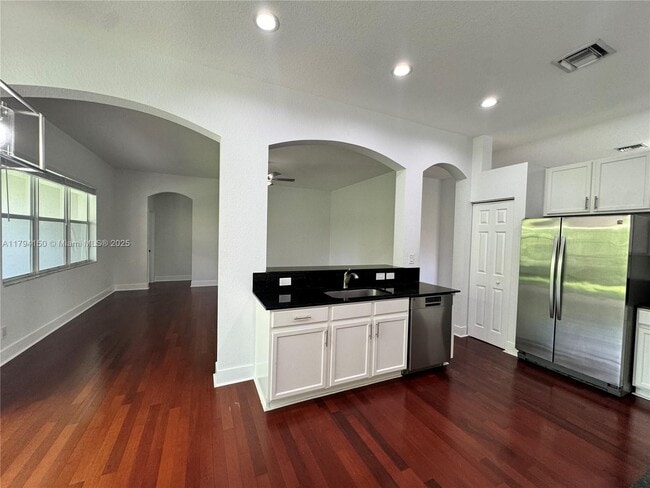 Building Photo - 4451 Laurel Pl