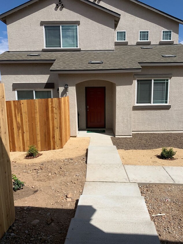 Foto principal - 4 bedroom Townhome