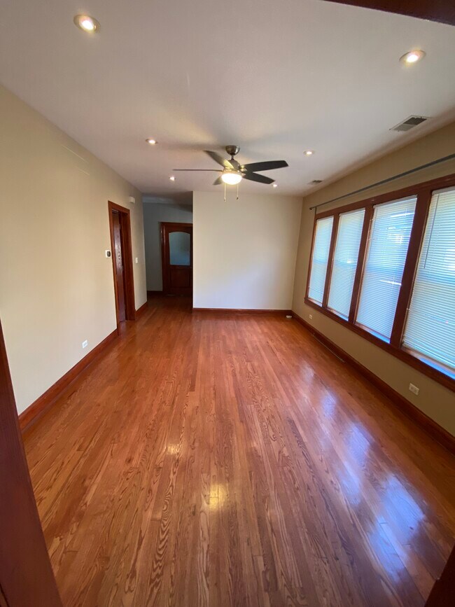 Foto del edificio - 4857 W Wellington Ave