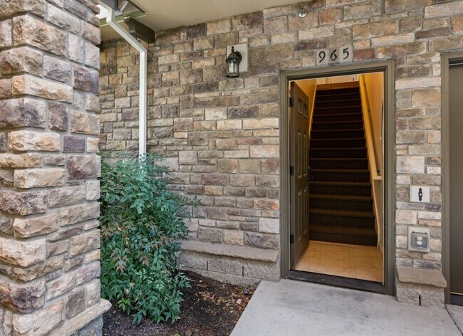 Building Photo - 2/2.5 bth Townhome + Garage + A/C + W/D + Balcony + Pets Welcome!!