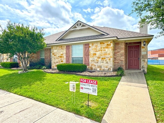 Foto del edificio - Salem Way Luxury Townhomes