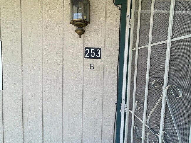 Foto del edificio - 253 E Taylor St