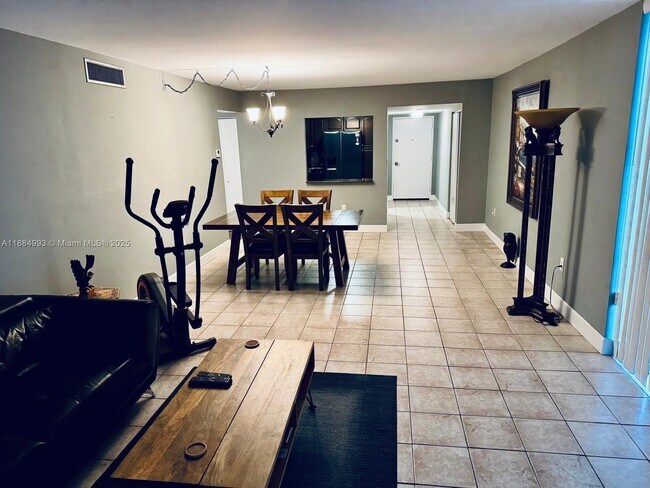 Foto del edificio - 3701 N Country Club Dr