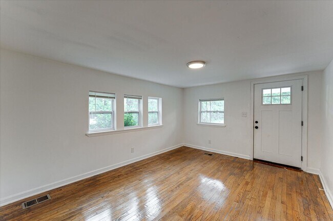 Foto del edificio - Charming Craftsman Bungalow — 727?N?Holly?...