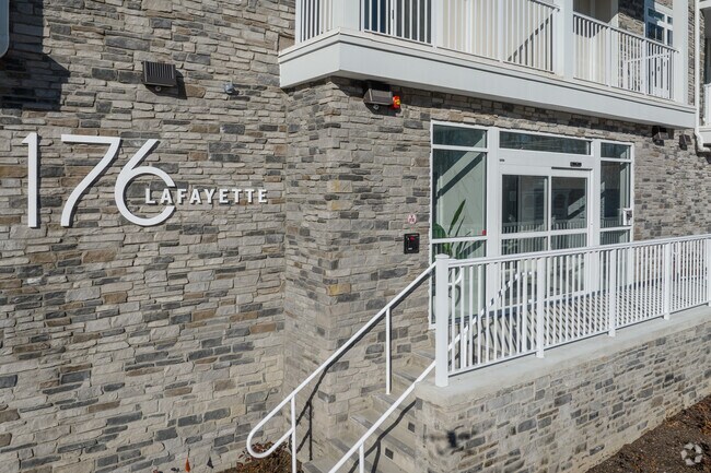 Entrada - 176 Lafayette