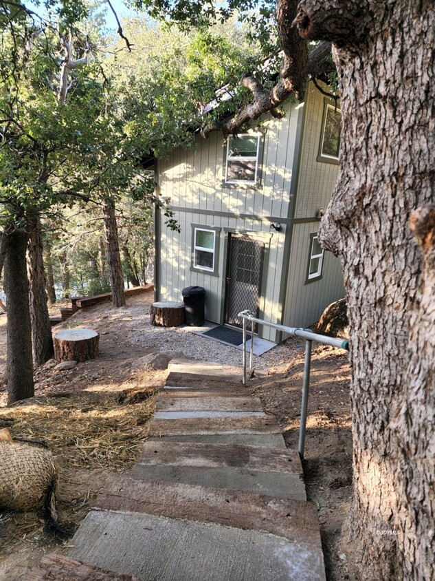 Foto principal - Move-In Ready Newer Tiny Home in The Forest
