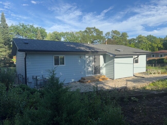 Building Photo - 3829 Eastway Dr