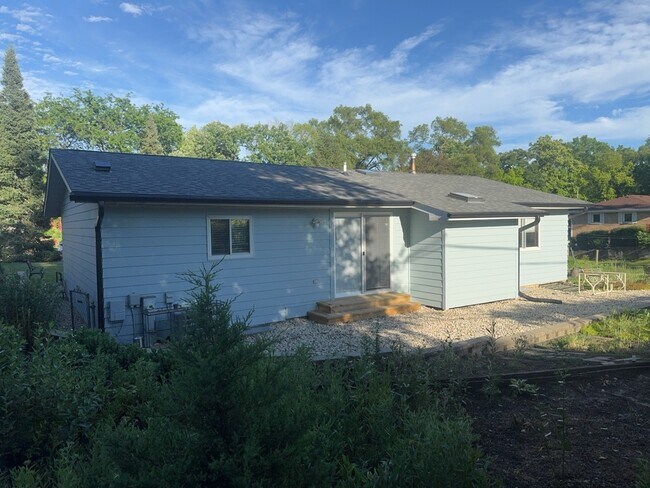 Foto del edificio - 3829 Eastway Dr