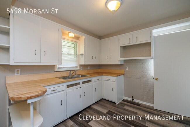 Foto del edificio - Renovated Maple Hts Bungalow