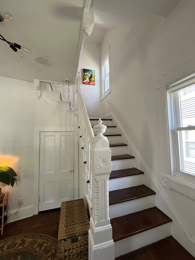 Building Photo - 4 Bedroom House - Poughkeepsie
