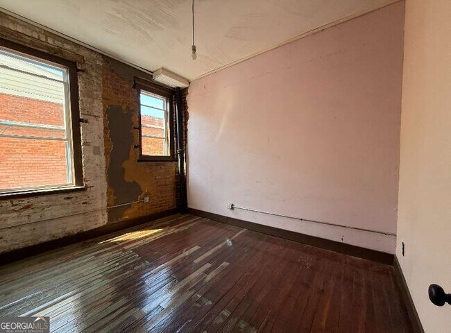 Foto del edificio - 359 Railroad St