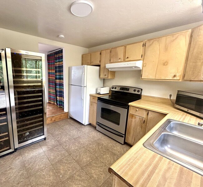 Building Photo - Charming W. Alameda Guest House