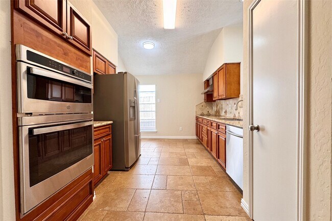 Building Photo - 11746 Plumbrook Dr
