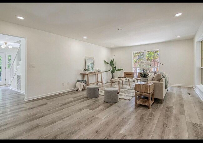 Foto del edificio - 4350 Waterview Cir