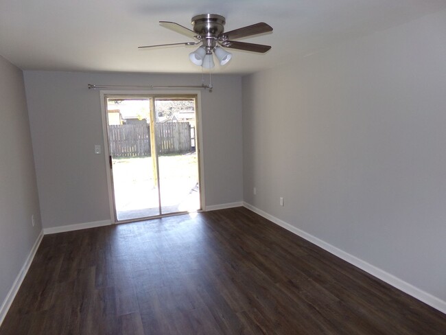 Building Photo - Spacious 2/1 Condo for Rent