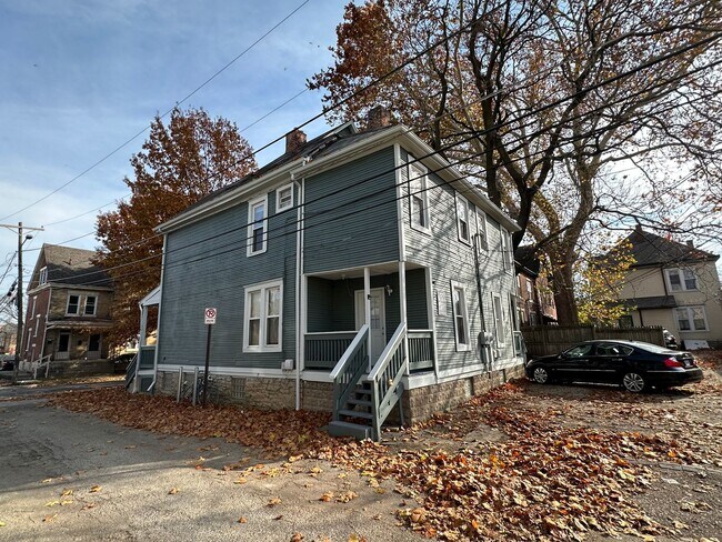 Building Photo - Highland 1557-1559 1557HSLLC