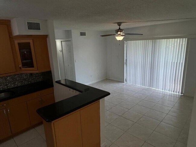 Foto del edificio - 485 NW 210th St