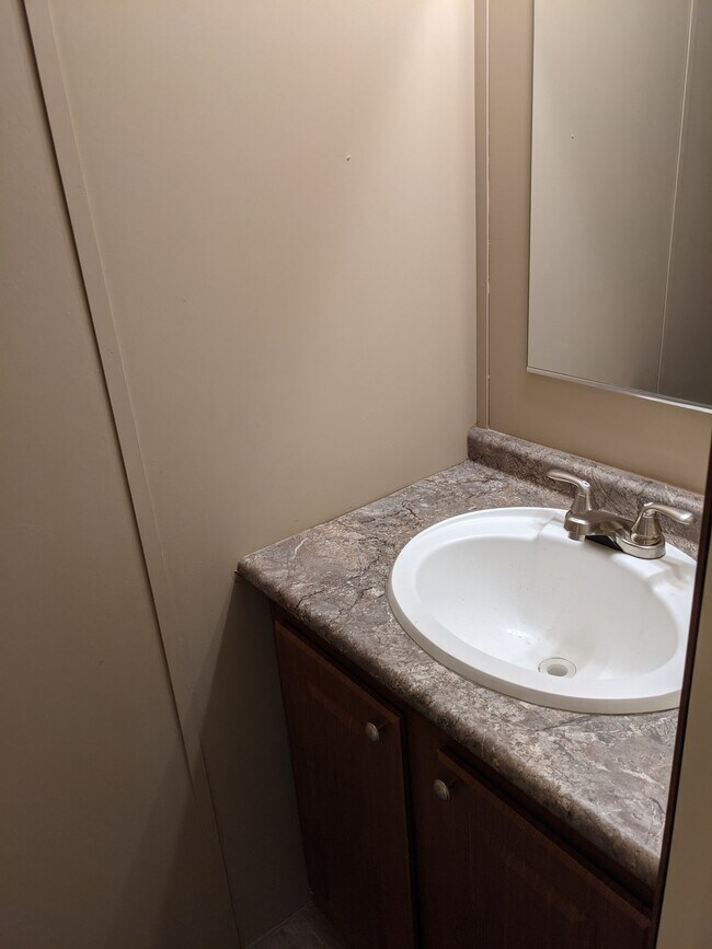 Foto del edificio - 327 Shanklin Road, Unit e