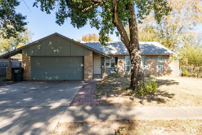 Building Photo - 3 Bed / 1.5 Bath in Collinsville!
