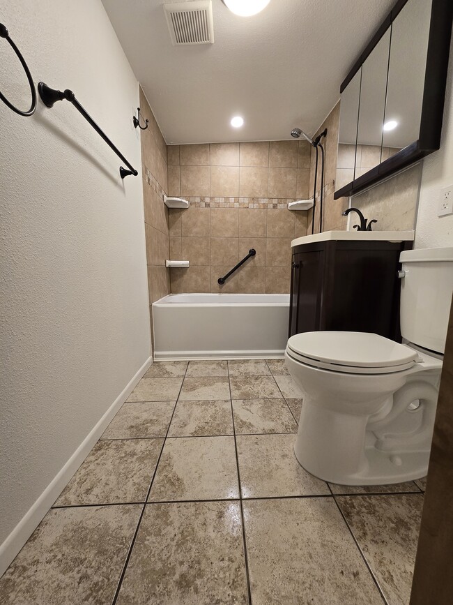 Private full bath - 416 Boyd St