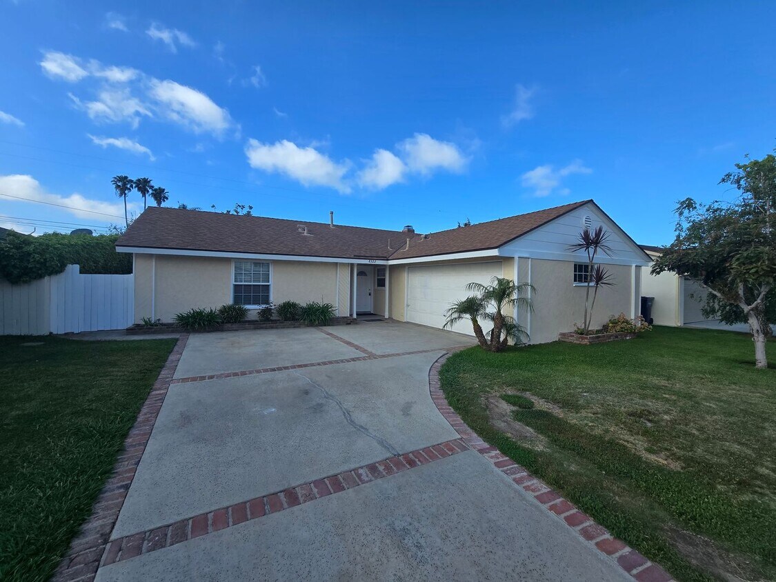 Foto principal - Beautiful 3 Bedroom 2 Bathroom Home In a P...