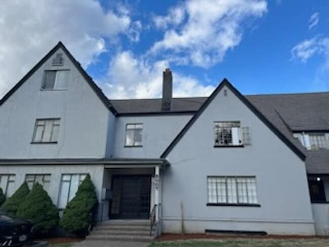 Building Photo - (949) Harrison Street Plex - 2 Bedroom / 1 Bathroom - Updated
