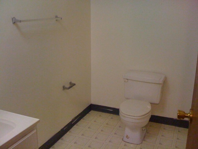 Baño - 236-240 W 6th Ave