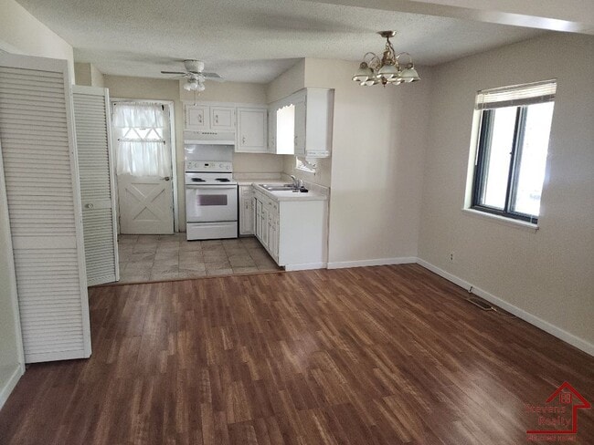 Building Photo - 163 Lakeshire Dr