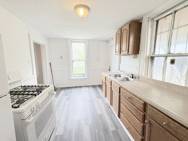 Building Photo - 837 Avondale Ave