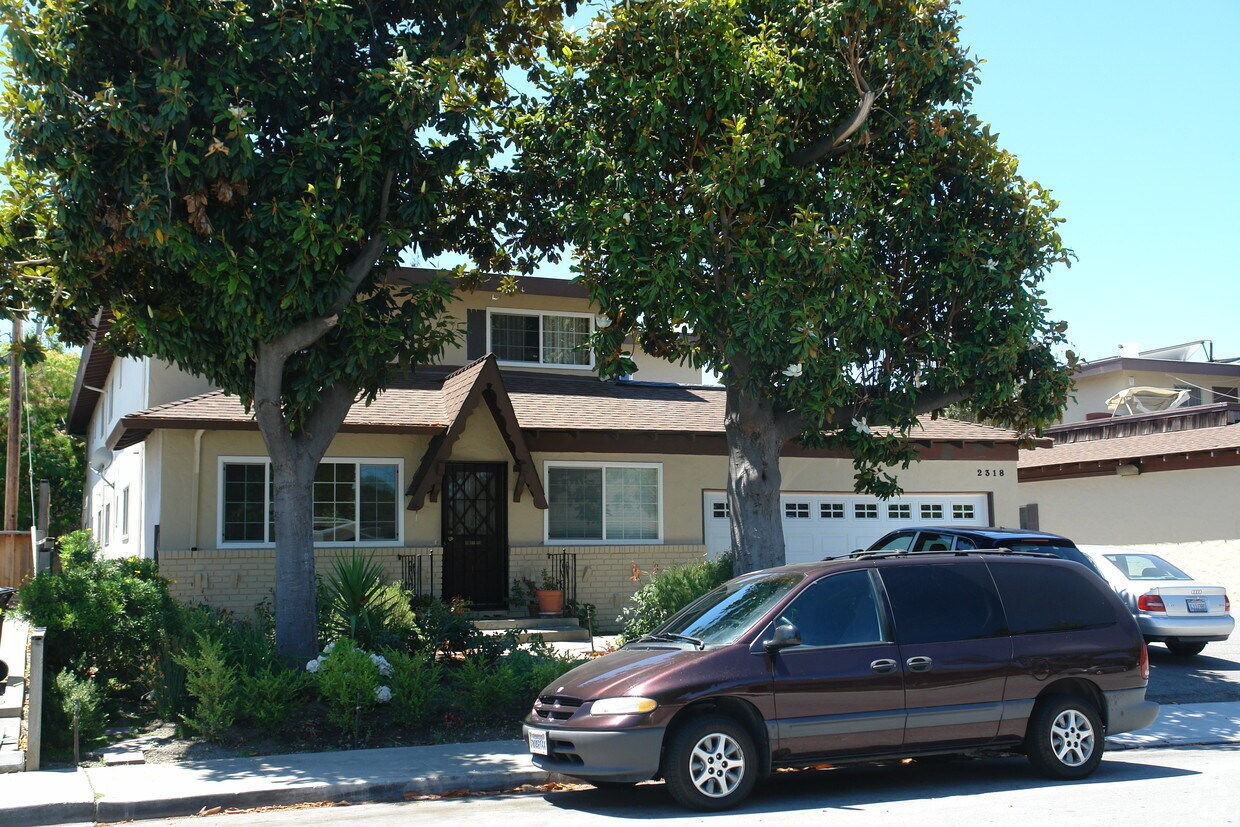 Building Photo - 2318 Karen Dr