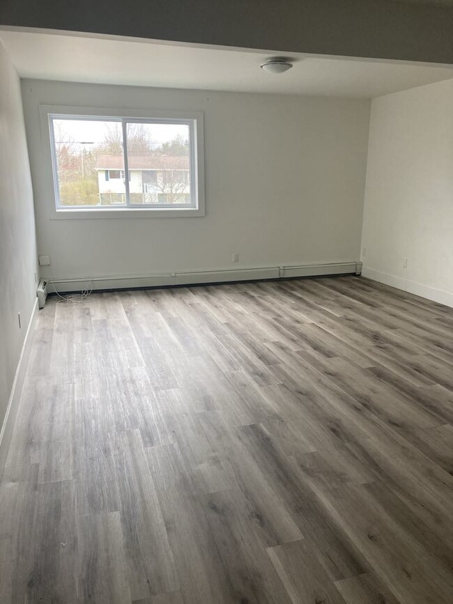 Building Photo - Fully Renovated Unit Available Now!