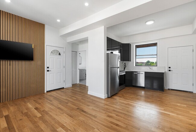 Foto del edificio - 3025 W Irving Park Rd