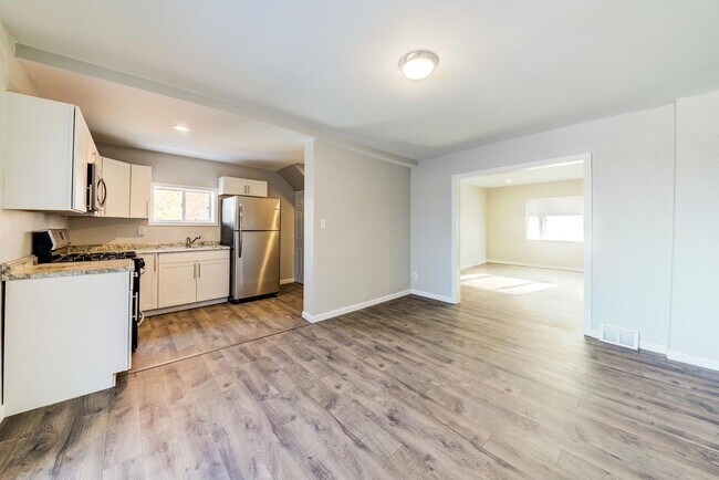 Foto del edificio - SCORE 50% OFF 1ST MONTH'S RENT IF SIGNED BY JUNE 19! Stunning 3 bedroom home in Brookline availab...