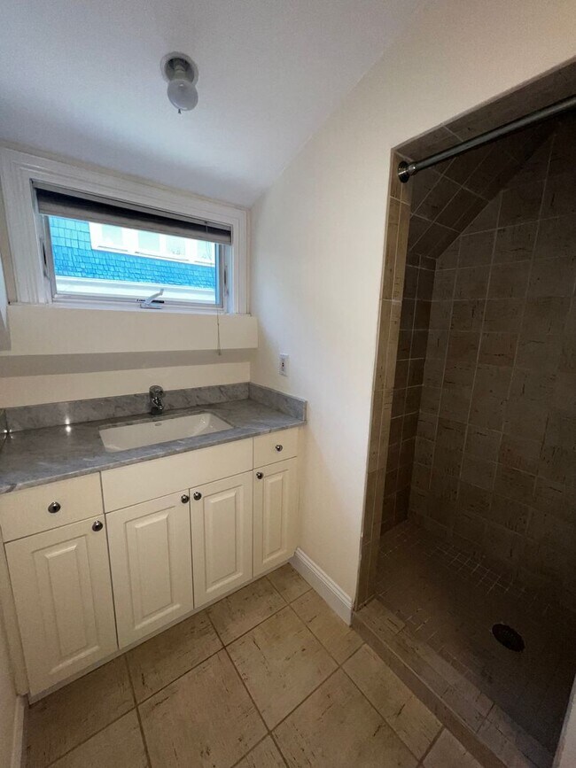 Building Photo - Must see huge 1 bed