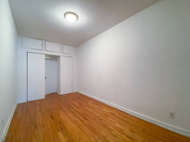 Building Photo - 219 E 88th St