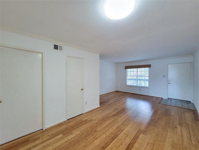 Foto del edificio - 2350 Bering Dr