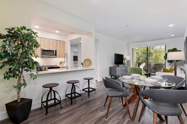 Foto del edificio - Living at Santa Monica