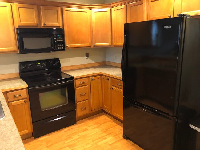 Building Photo - 3 bedroom Condo across from Outlaw Brewing!