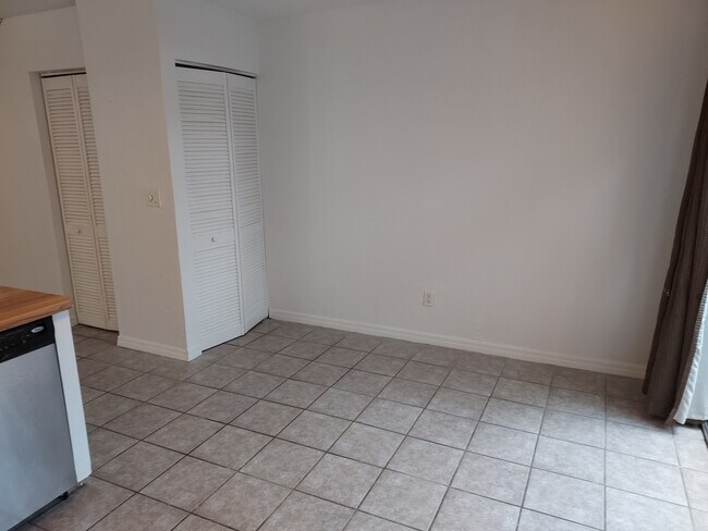 Building Photo - 196 W Sandalwood Ct