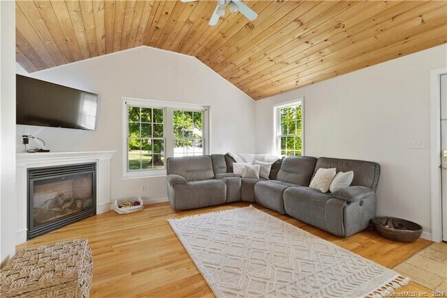 Foto del edificio - 5025 Durham Rd