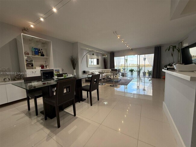 Foto del edificio - 471 Ives Dairy Rd
