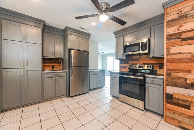Foto del edificio - 213 Water Oak Dr