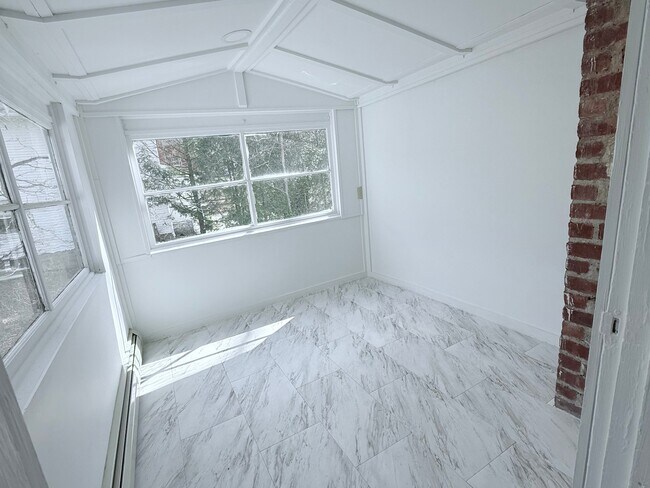Foto del edificio - 6 Depot Hill Rd