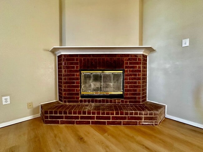 Building Photo - Spacious Three bed Two bath