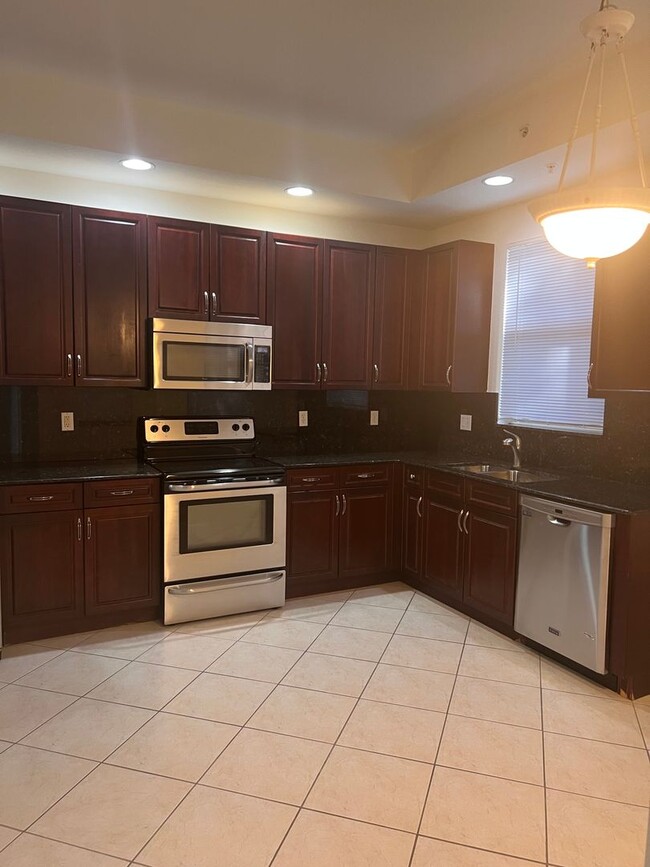 Building Photo - Move in special!  Unfurnished 2 Bedroom, 2...
