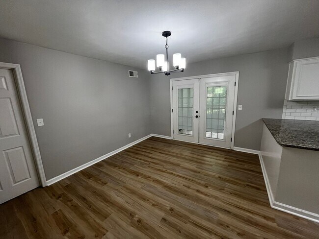 Foto del edificio - Must See the Sunroom off the Primary Bedroom!